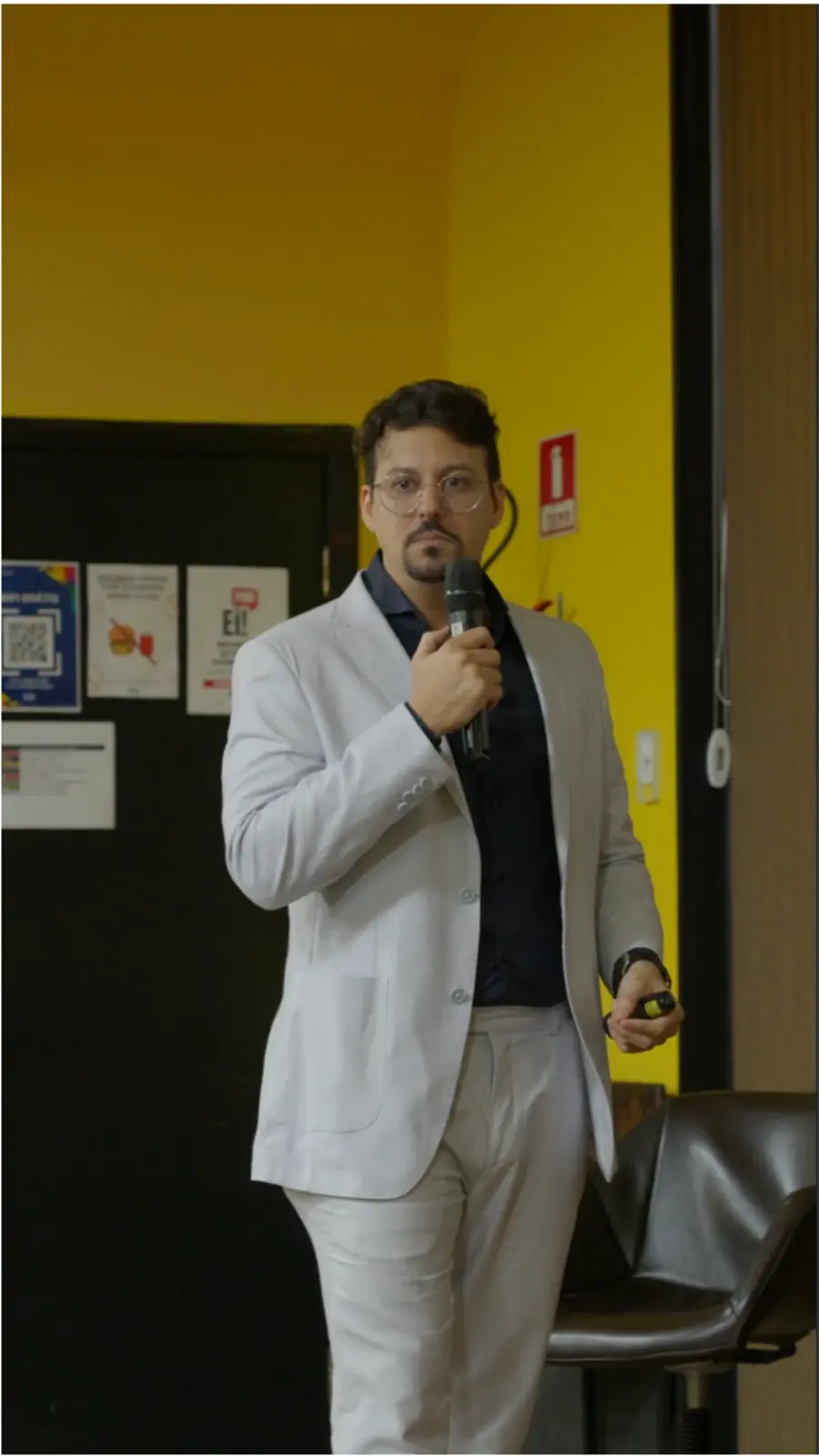 Anderson Caruso conduzindo uma palestra de gestão