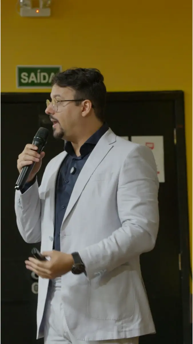 Anderson Caruso falando ao público